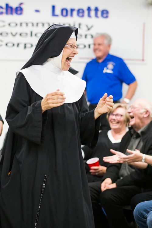 MIKAELA MACKENZIE / WINNIPEG FREE PRESS
Debbie Siegel laughs with audience members after doing a show in Lorette in Winnipeg on Saturday, Sept. 15, 2018.  
Winnipeg Free Press 2018.