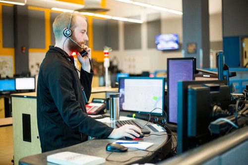 MIKAELA MACKENZIE / WINNIPEG FREE PRESS
Luke Moore, police communications operator, at the Winnipeg Police Service communications centre in Winnipeg on Monday, Oct. 1, 2018.  Winnipeg Free Press 2018.