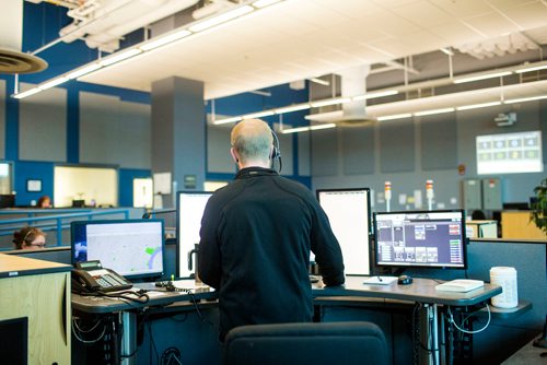 MIKAELA MACKENZIE / WINNIPEG FREE PRESS
Luke Moore, police communications operator, at the Winnipeg Police Service communications centre in Winnipeg on Monday, Oct. 1, 2018.  Winnipeg Free Press 2018.