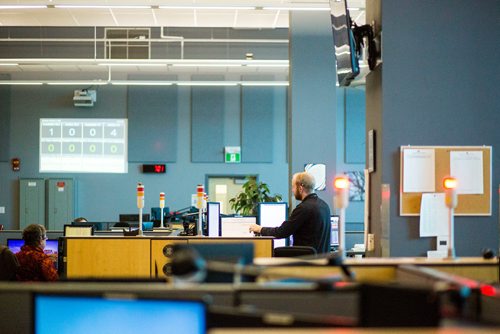 MIKAELA MACKENZIE / WINNIPEG FREE PRESS
Luke Moore, police communications operator, at the Winnipeg Police Service communications centre in Winnipeg on Monday, Oct. 1, 2018.  Winnipeg Free Press 2018.