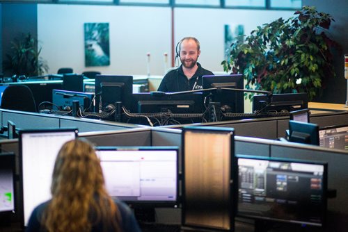 MIKAELA MACKENZIE / WINNIPEG FREE PRESS
Luke Moore, police communications operator, at the Winnipeg Police Service communications centre in Winnipeg on Monday, Oct. 1, 2018.  Winnipeg Free Press 2018.