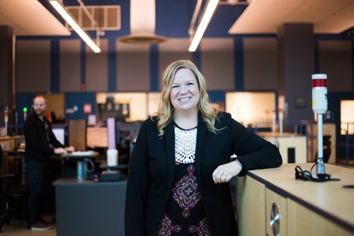 MIKAELA MACKENZIE / WINNIPEG FREE PRESS
Stacey Cann, communications coordinator, at the Winnipeg Police Service communications centre in Winnipeg on Monday, Oct. 1, 2018.  Winnipeg Free Press 2018.