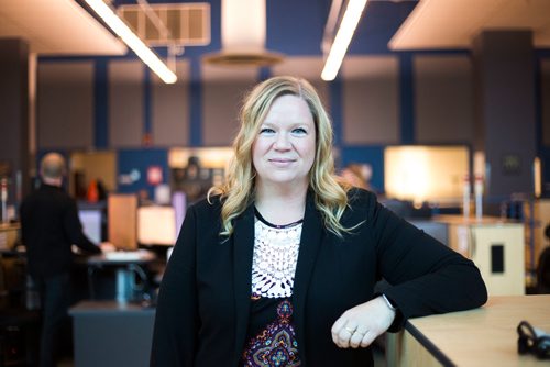 MIKAELA MACKENZIE / WINNIPEG FREE PRESS
Stacey Cann, communications coordinator, at the Winnipeg Police Service communications centre in Winnipeg on Monday, Oct. 1, 2018.  Winnipeg Free Press 2018.