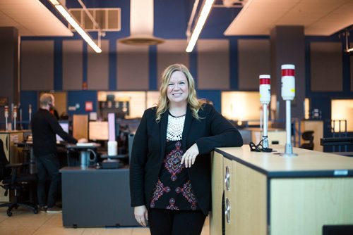 MIKAELA MACKENZIE / WINNIPEG FREE PRESS
Stacey Cann, communications coordinator, at the Winnipeg Police Service communications centre in Winnipeg on Monday, Oct. 1, 2018.  Winnipeg Free Press 2018.