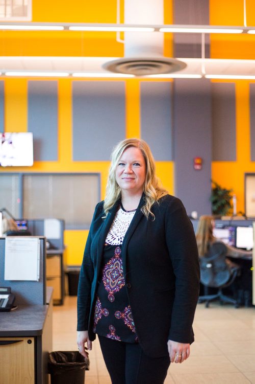 MIKAELA MACKENZIE / WINNIPEG FREE PRESS
Stacey Cann, communications coordinator, at the Winnipeg Police Service communications centre in Winnipeg on Monday, Oct. 1, 2018.  Winnipeg Free Press 2018.