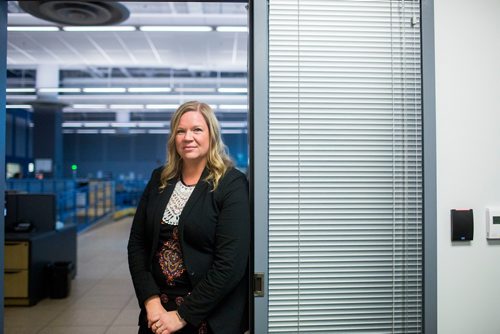 MIKAELA MACKENZIE / WINNIPEG FREE PRESS
Stacey Cann, communications coordinator, at the Winnipeg Police Service communications centre in Winnipeg on Monday, Oct. 1, 2018.  Winnipeg Free Press 2018.