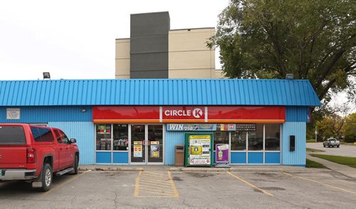 MIKE DEAL / WINNIPEG FREE PRESS
All the Macs stores in Winnipeg (and Manitoba, assuming there are some outside the city) have been rebranded as Circle K.
181001 - Monday, October 1, 2018