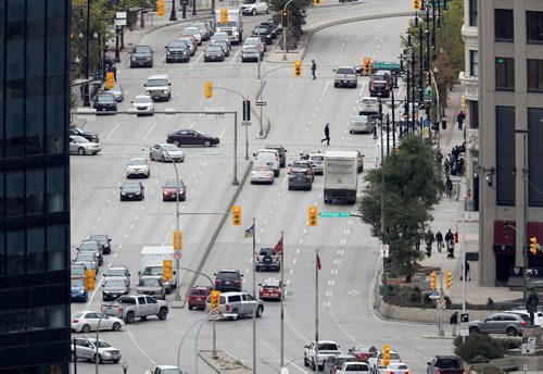 TREVOR HAGAN / WINNIPEG FREE PRESS
Pedestrians and vehicles near Portage and Main, as seen from Prairie 360, Monday, October 1, 2018.