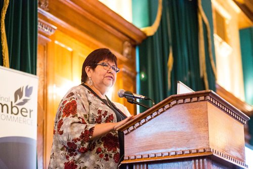 MIKAELA MACKENZIE / WINNIPEG FREE PRESS
Florence Duncan, owner of Flossys Pizza, speaks at an event celebrating the successes of the First Peoples Economic Growth Fund at the Fort Garry Hotel in Winnipeg on Tuesday, Oct. 2, 2018.  Winnipeg Free Press 2018.