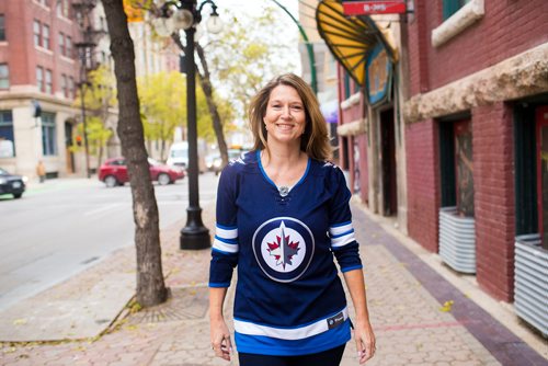 MIKAELA MACKENZIE / WINNIPEG FREE PRESS
Kelly Thornton, the new director of the Royal Manitoba Theatre Company, poses in the Exchange District in Winnipeg on Tuesday, Oct. 2, 2018.  Winnipeg Free Press 2018.