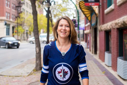 MIKAELA MACKENZIE / WINNIPEG FREE PRESS
Kelly Thornton, the new director of the Royal Manitoba Theatre Company, poses in the Exchange District in Winnipeg on Tuesday, Oct. 2, 2018.  Winnipeg Free Press 2018.