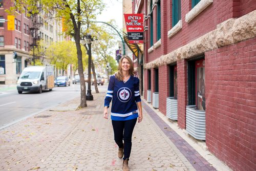 MIKAELA MACKENZIE / WINNIPEG FREE PRESS
Kelly Thornton, the new director of the Royal Manitoba Theatre Company, poses in the Exchange District in Winnipeg on Tuesday, Oct. 2, 2018.  Winnipeg Free Press 2018.