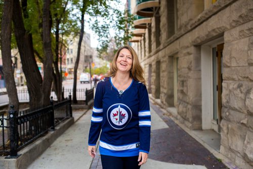 MIKAELA MACKENZIE / WINNIPEG FREE PRESS
Kelly Thornton, the new director of the Royal Manitoba Theatre Company, poses in the Exchange District in Winnipeg on Tuesday, Oct. 2, 2018.  Winnipeg Free Press 2018.