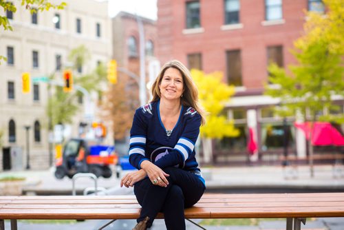 MIKAELA MACKENZIE / WINNIPEG FREE PRESS
Kelly Thornton, the new director of the Royal Manitoba Theatre Company, poses in the Exchange District in Winnipeg on Tuesday, Oct. 2, 2018.  Winnipeg Free Press 2018.