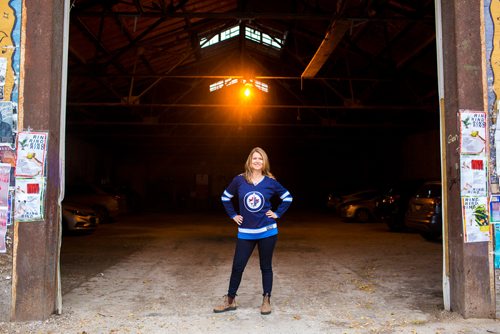 MIKAELA MACKENZIE / WINNIPEG FREE PRESS
Kelly Thornton, the new director of the Royal Manitoba Theatre Company, poses in the Exchange District in Winnipeg on Tuesday, Oct. 2, 2018.  Winnipeg Free Press 2018.