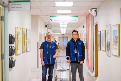 MIKAELA MACKENZIE / WINNIPEG FREE PRESS
Gerry Noonan (left) and Theo Brudney, who both volunteer to deliver the Winnipeg Free Press at the St. Boniface Hospital, pose in the hospital in Winnipeg on Wednesday, Oct. 3, 2018.  Winnipeg Free Press 2018.