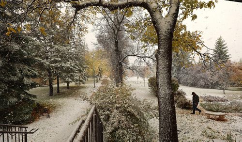 RUTH BONNEVILLE / WINNIPEG FREE PRESS

University of Manitoba student, walks down pathway near St. John's College amidst blowing snow at the U of M campus Wednesday.  

Standup photo 

October 3rd 2018