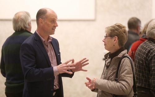 TREVOR HAGAN / WINNIPEG FREE PRESS
Editor Paul Samyn speaking with attendees to the Free Press showing of Spotlight at the Winnipeg Art Gallery, Wednesday, October 3, 2018.