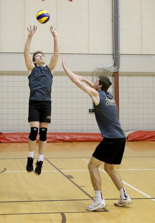 TREVOR HAGAN / WINNIPEG FREE PRESS
Manitoba Bisons' Jack Mandryck, left, during volleyball practice, Thursday, October 4, 2018.