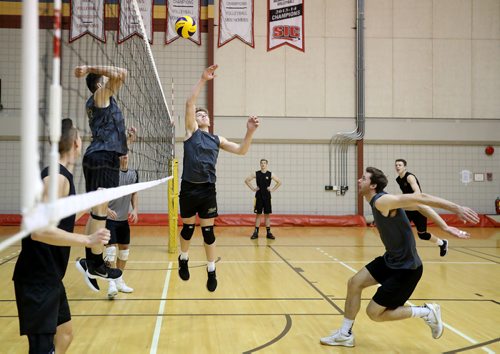 TREVOR HAGAN / WINNIPEG FREE PRESS
Manitoba Bisons' Jack Mandryck, middle, during volleyball practice, Thursday, October 4, 2018.