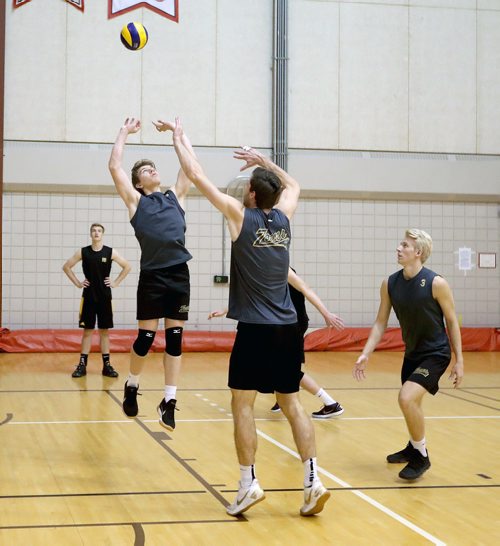 TREVOR HAGAN / WINNIPEG FREE PRESS
Manitoba Bisons' Jack Mandryck, setting the ball, during volleyball practice, Thursday, October 4, 2018.