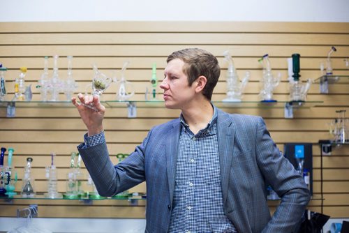 MIKAELA MACKENZIE / WINNIPEG FREE PRESS
Joel Carleton, Manitoba's first cannabis sommelier, demonstrates his techniques at Cannafam in Winnipeg on Friday, Oct. 5, 2018.
Winnipeg Free Press 2018.