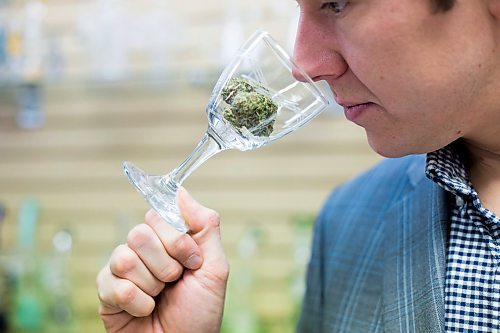 MIKAELA MACKENZIE / WINNIPEG FREE PRESS
Joel Carleton, Manitoba's first cannabis sommelier, demonstrates his techniques at Cannafam in Winnipeg on Friday, Oct. 5, 2018.
Winnipeg Free Press 2018.