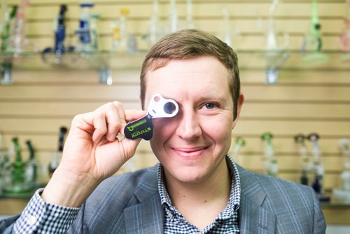 MIKAELA MACKENZIE / WINNIPEG FREE PRESS
Joel Carleton, Manitoba's first cannabis sommelier, poses for a portrait at Cannafam in Winnipeg on Friday, Oct. 5, 2018.
Winnipeg Free Press 2018.