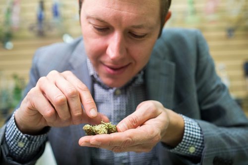 MIKAELA MACKENZIE / WINNIPEG FREE PRESS
Joel Carleton, Manitoba's first cannabis sommelier, demonstrates his techniques at Cannafam in Winnipeg on Friday, Oct. 5, 2018.
Winnipeg Free Press 2018.