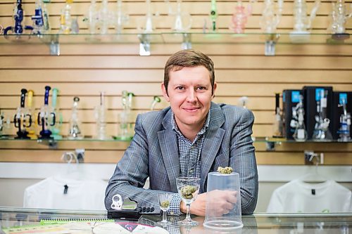 MIKAELA MACKENZIE / WINNIPEG FREE PRESS
Joel Carleton, Manitoba's first cannabis sommelier, poses for a portrait at Cannafam in Winnipeg on Friday, Oct. 5, 2018.
Winnipeg Free Press 2018.