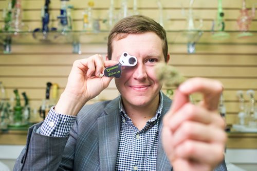 MIKAELA MACKENZIE / WINNIPEG FREE PRESS
Joel Carleton, Manitoba's first cannabis sommelier, poses for a portrait at Cannafam in Winnipeg on Friday, Oct. 5, 2018.
Winnipeg Free Press 2018.