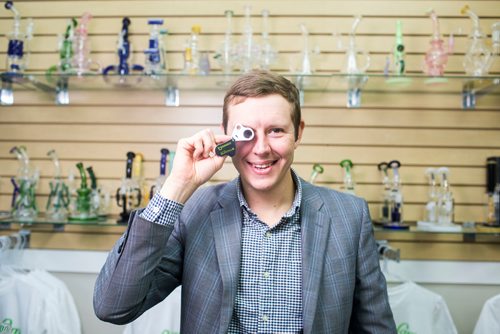 MIKAELA MACKENZIE / WINNIPEG FREE PRESS
Joel Carleton, Manitoba's first cannabis sommelier, poses for a portrait at Cannafam in Winnipeg on Friday, Oct. 5, 2018.
Winnipeg Free Press 2018.