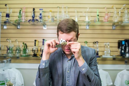 MIKAELA MACKENZIE / WINNIPEG FREE PRESS
Joel Carleton, Manitoba's first cannabis sommelier, demonstrates his techniques at Cannafam in Winnipeg on Friday, Oct. 5, 2018.
Winnipeg Free Press 2018.