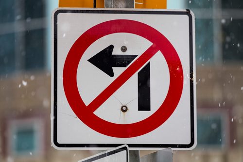 MIKE DEAL / WINNIPEG FREE PRESS
A no left turn sign at Portage Avenue and Main Street.
181005 - Friday, October 05, 2018.