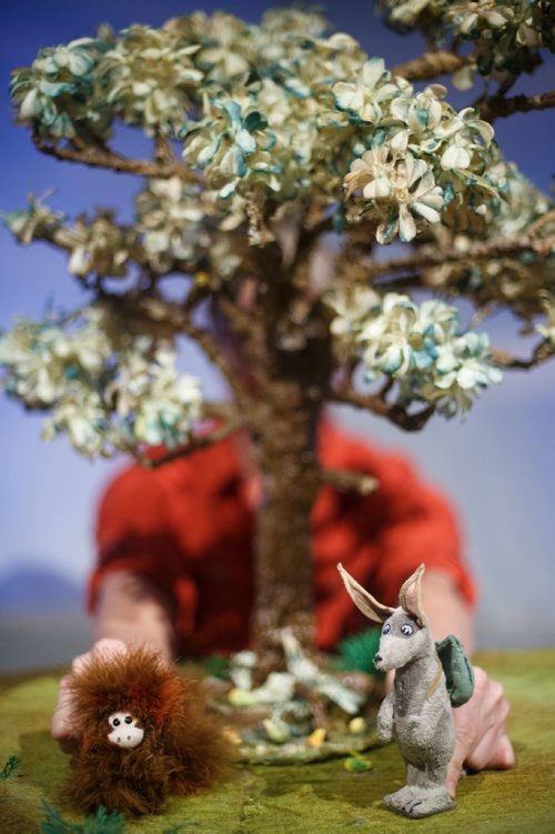 MIKE DEAL / WINNIPEG FREE PRESS
Jennifer Lyon with Silk Monkey and Sniff at The Pear Tree during a rehearsal for Comet in Moominland at MTYP.
181005 - Friday, October 05, 2018.