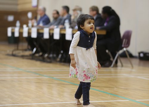 TREVOR HAGAN / WINNIPEG FREE PRESS
Zahare Arhad, 28mo, playing on the gym floor during the Mayoral debate at Winnipeg Grand Mosque on Waverley Street, Friday, October 5, 2018.