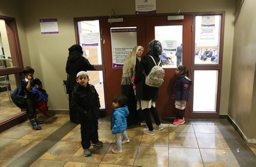 TREVOR HAGAN / WINNIPEG FREE PRESS
Women peak through a window into the Mayoral debate at Winnipeg Grand Mosque on Waverley Street, Friday, October 5, 2018.