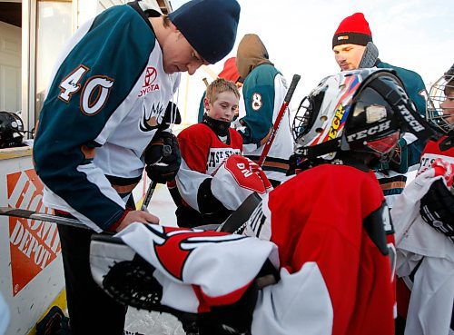 BORIS MINKEVICH / WINNIPEG FREE PRESS 090302 Manitoba Moose and Home Depot team up to award the Home Depot Backyard Rink contest to Curt Danners  from 2070 Coronation Road in East St. Paul. Michael Grabner signs autographs.
