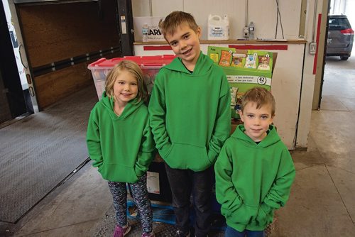 Canstar Community News Oct. 2, 2018 - Maxwell Oliver and his siblings delivered the donations from their Cast-A-Can initiative to Winnipeg Harvest on Oct. 2. (EVA WASNEY/CANSTAR COMMUNITY NEWS/METRO)