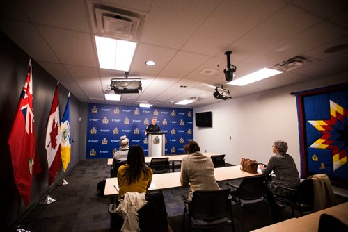 MIKAELA MACKENZIE / WINNIPEG FREE PRESS
Constable Jay Murray speaks about a fraud charge and firearms arrests and concerns at a press conference in Winnipeg on Wednesday, Oct. 10, 2018.
Winnipeg Free Press 2018.