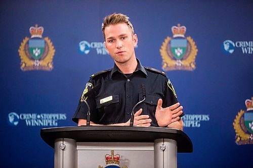 MIKAELA MACKENZIE / WINNIPEG FREE PRESS
Constable Jay Murray speaks about a fraud charge and firearms arrests and concerns at a press conference in Winnipeg on Wednesday, Oct. 10, 2018.
Winnipeg Free Press 2018.