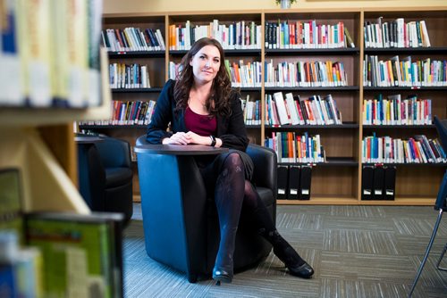 MIKAELA MACKENZIE / WINNIPEG FREE PRESS
Addictions Foundation of Manitoba education and research specialist Kathleen Keating -Toews pose for a portrait in the office in Winnipeg on Thursday, Oct. 11, 2018.
Winnipeg Free Press 2018.