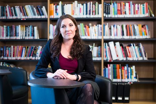 MIKAELA MACKENZIE / WINNIPEG FREE PRESS
Addictions Foundation of Manitoba education and research specialist Kathleen Keating -Toews pose for a portrait in the office in Winnipeg on Thursday, Oct. 11, 2018.
Winnipeg Free Press 2018.