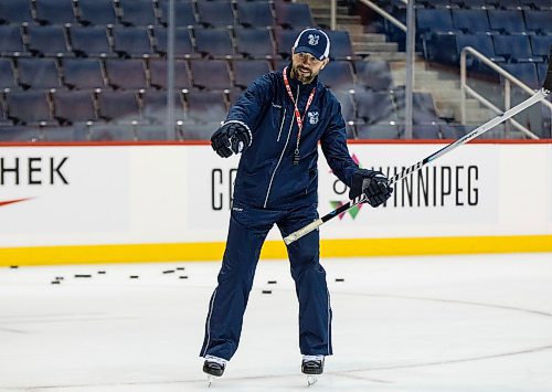 MIKE DEAL / WINNIPEG FREE PRESS
Manitoba Moose head coach Pascal Vincent during practice at Bell MTS Place Friday morning.
181012 - Friday, October 12, 2018.