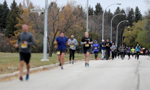 TREVOR HAGAN / WINNIPEG FREE PRESS
The 7th annual Winnipeg Fire Paramedic Services Half Marathon heads up Park Boulevard, Sunday, October 14, 2018.