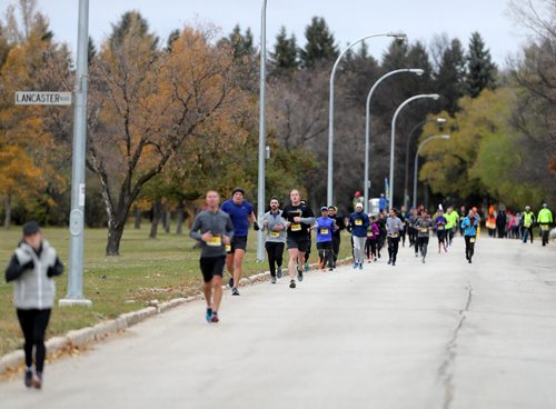 TREVOR HAGAN / WINNIPEG FREE PRESS
The 7th annual Winnipeg Fire Paramedic Services Half Marathon heads up Park Boulevard, Sunday, October 14, 2018.