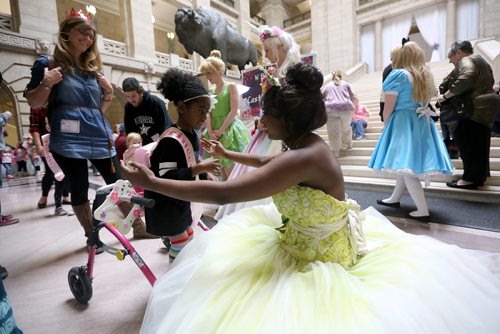 TREVOR HAGAN / WINNIPEG FREE PRESS
Brooklyn Burton, 6, with Pricess Tiana, at "Castle Chavella" at the Manitoba Legislative Building, as more than 100 young girls, including 70 battling life threatening or chronic illness were crowned Princess for a Day, Sunday, October 14, 2018.