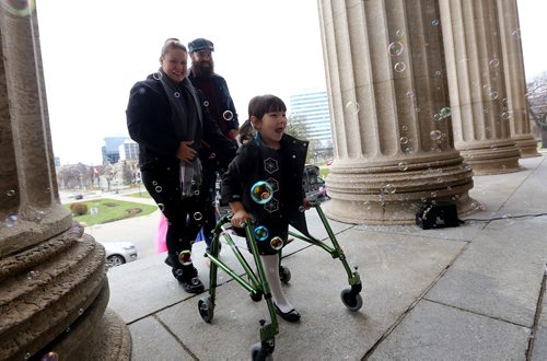 TREVOR HAGAN / WINNIPEG FREE PRESS
Hope Kham, 5, with Jenna Kham and David Wahlstrom at "Castle Chavella" at the Manitoba Legislative Building, as more than 100 young girls, including 70 battling life threatening or chronic illness were crowned Princess for a Day, Sunday, October 14, 2018.