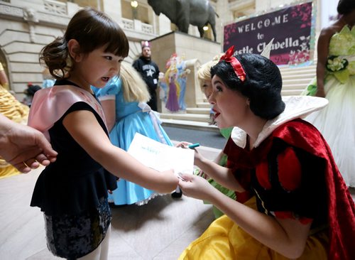 TREVOR HAGAN / WINNIPEG FREE PRESS
Hope Kham, 5, meeting princesses at "Castle Chavella" at the Manitoba Legislative Building, as more than 100 young girls, including 70 battling life threatening or chronic illness were crowned Princess for a Day, Sunday, October 14, 2018.