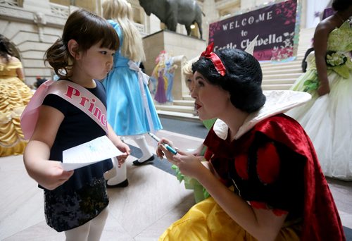 TREVOR HAGAN / WINNIPEG FREE PRESS
Hope Kham, 5, meeting princesses at "Castle Chavella" at the Manitoba Legislative Building, as more than 100 young girls, including 70 battling life threatening or chronic illness were crowned Princess for a Day, Sunday, October 14, 2018.